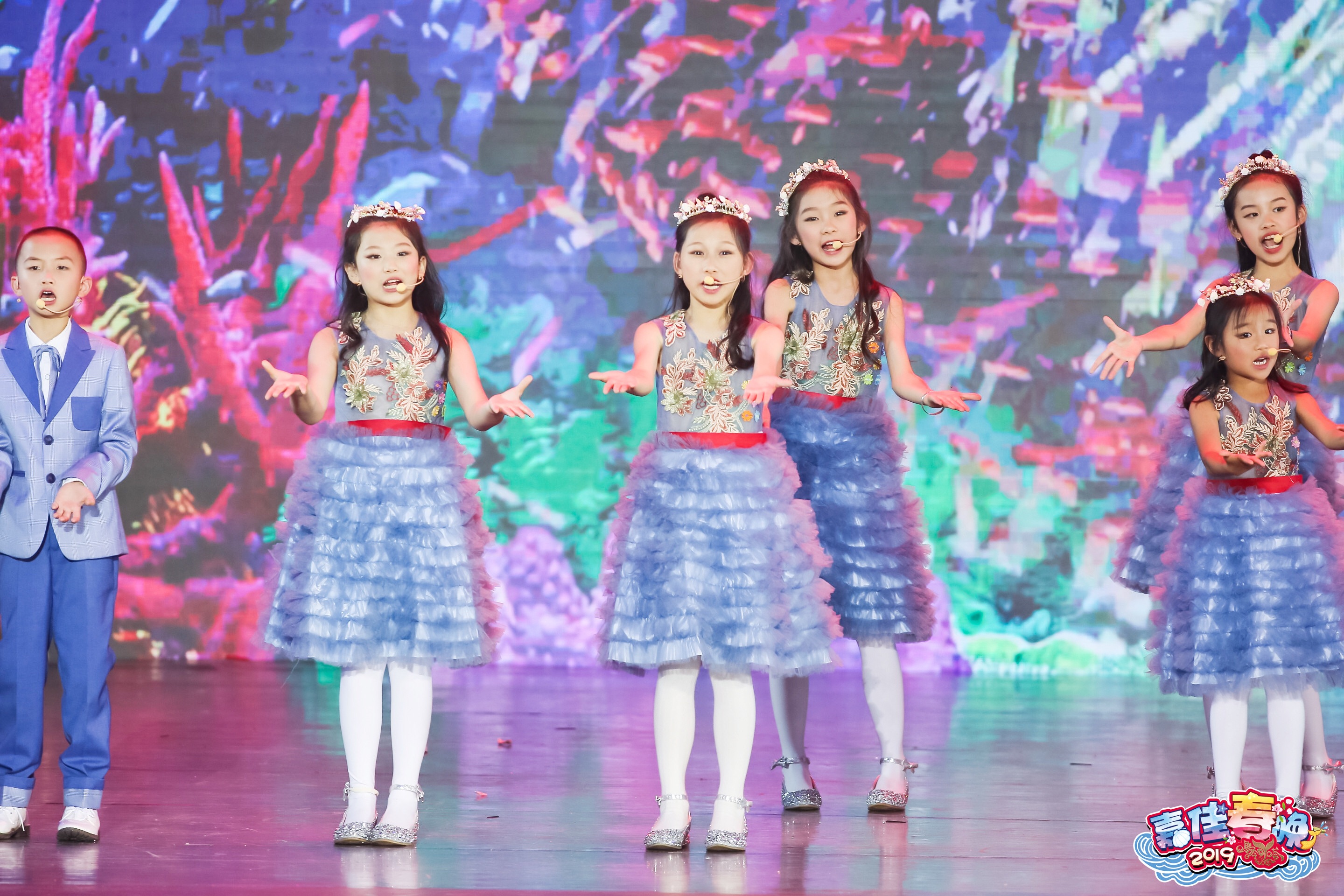 童声童气参与2019嘉佳春晚在广州中山纪念堂的录制